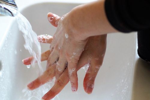 Minacce collettive come la pandemia rendono le norme sociali più rigide