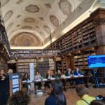 Foto dei relatori al tavolo durante un intervento