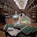 Foto di copie della pubblicazione disposte sul tavolo all'interno della sala